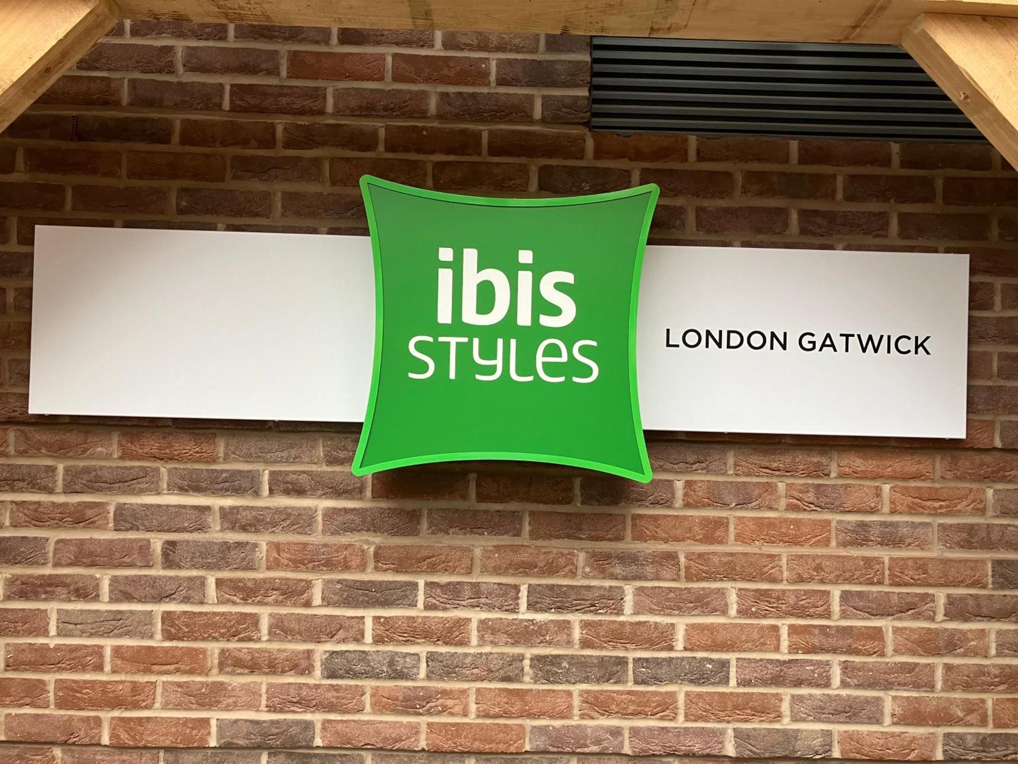 Ibis Styles London Gatwick Airport Otel Crawley  Dış mekan fotoğraf