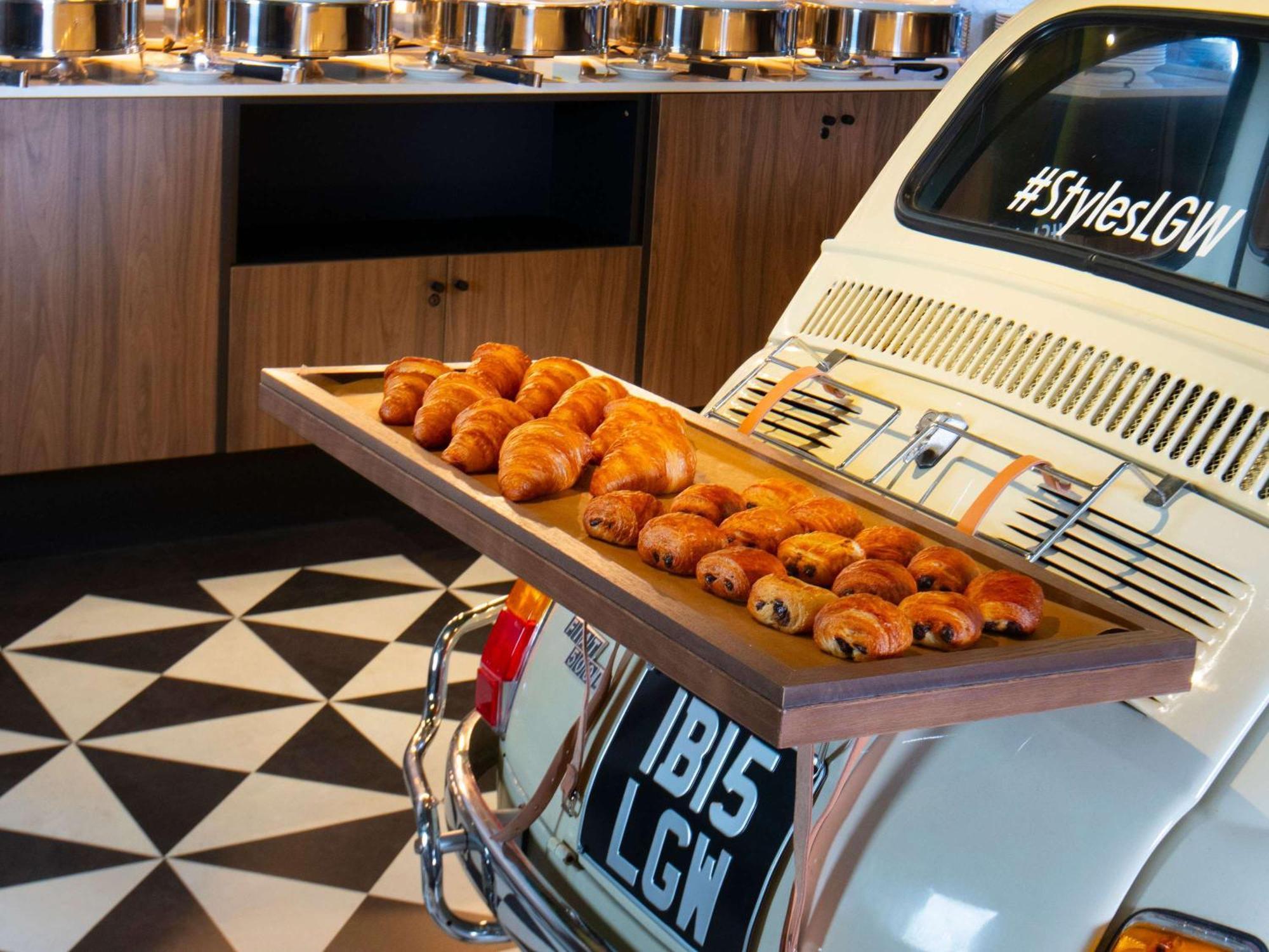 Ibis Styles London Gatwick Airport Otel Crawley  Dış mekan fotoğraf