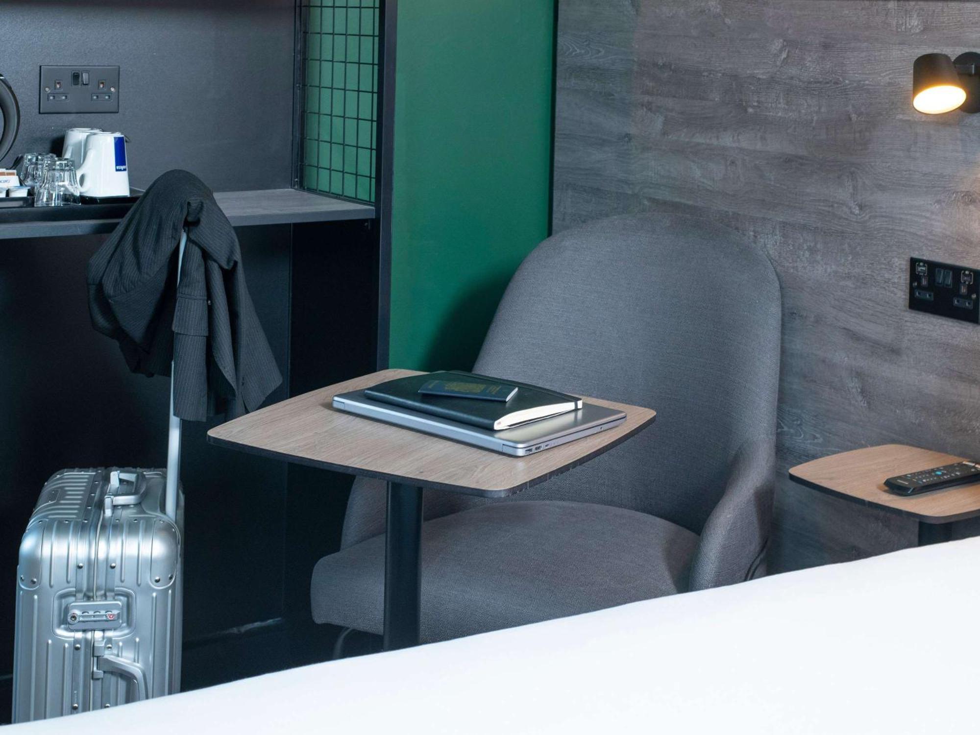 Ibis Styles London Gatwick Airport Otel Crawley  Dış mekan fotoğraf